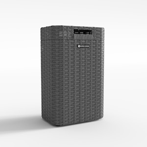 Puede incluir: Un cubo de basura de mimbre gris oscuro con forma rectangular y un asa en la parte superior. El cubo tiene una etiqueta que dice "Eureka Design".