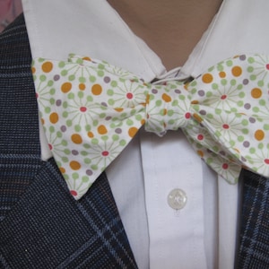 Bow Tie in a Retro Atomic Print