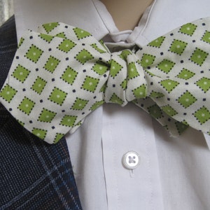 Classic Batwing Green Diamond Bow Tie image 2