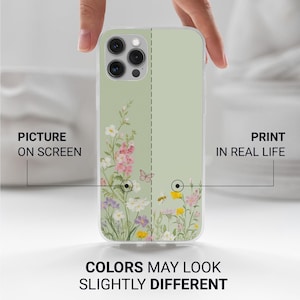 Op de afbeelding: Een doorzichtige telefoonhoes met een bloemenontwerp. De hoes heeft een lichtgroene achtergrond met een print van kleurrijke bloemen, een vlinder en een bij. Tekst op de hoes luidt "Picture on Screen" en "Print in Real Life". De tekst "Colors May Look Slightly Different" is ook aanwezig.