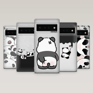 Könnte beinhalten: Fünf rechteckige Smartphone-Hüllen in einer Reihe, jede mit einem einzigartigen Panda-Grafikdesign. Die Hüllen zeigen verschiedene Illustrationen von schwarz-weißen Pandas in unterschiedlichen Posen, darunter einer mit einer Farbrolle und einer mit einem rosa getönten Hinterteil, alle auf transparentem oder weißem Hintergrund.