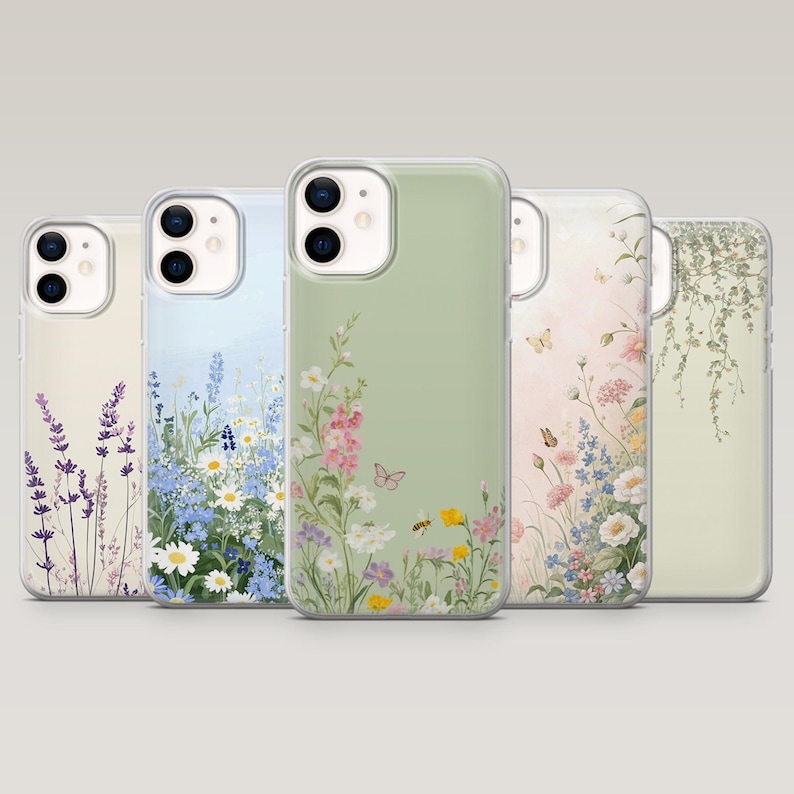 Op de afbeelding: Vijf telefoonhoesjes met bloemmotieven. De hoesjes hebben verschillende bloemarrangementen in tinten paars, blauw, roze, geel en wit tegen een lichte achtergrond. De hoesjes zijn gemaakt van transparant plastic en hebben een glanzende afwerking.