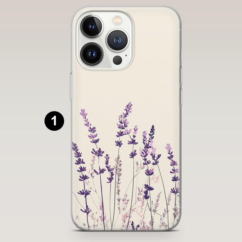 Op de afbeelding: Een telefoonhoesje met een cr&egrave;mekleurige achtergrond met een bloemmotief van paarse lavendel takjes. De hoes heeft een transparante rand en is ontworpen voor een smartphone met meerdere cameralenzen.