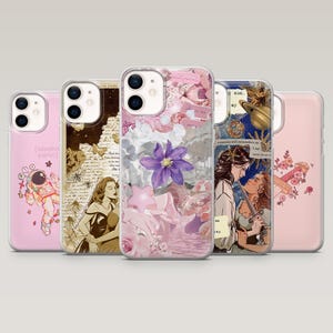 Puede incluir: Una colección de cinco fundas para teléfono con varios diseños. Las fundas presentan imágenes de un astronauta, una mujer, flores y elementos celestiales. La paleta de colores incluye tonos rosas, marrones y azules, con elementos de texto en algunas fundas.