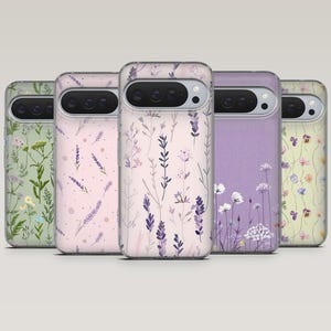 Op de afbeelding: Vijf telefoonhoesjes met bloemenpatronen. De hoesjes hebben verschillende pastelkleuren, waaronder groen, roze en paars. Elk hoesje heeft een uniek patroon van bloemen en bladeren.