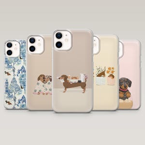 Op de afbeelding: Een verzameling van vijf telefoonhoesjes met verschillende illustraties van teckels. De hoesjes hebben verschillende ontwerpen, waaronder honden met eten, in bloemstukken en in een toile-patroon. De hoesjes zijn in verschillende kleuren, waaronder blauw, beige en roze.