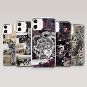 Op de afbeelding: Een verzameling van vijf telefoonhoesjes met unieke ontwerpen. De hoesjes bevatten illustraties van Medusa, collages met tekst en donkere, gotische kunstwerken. Het kleurenpalet omvat tinten grijs, paars en zwart, wat een mysterieuze esthetiek creëert.