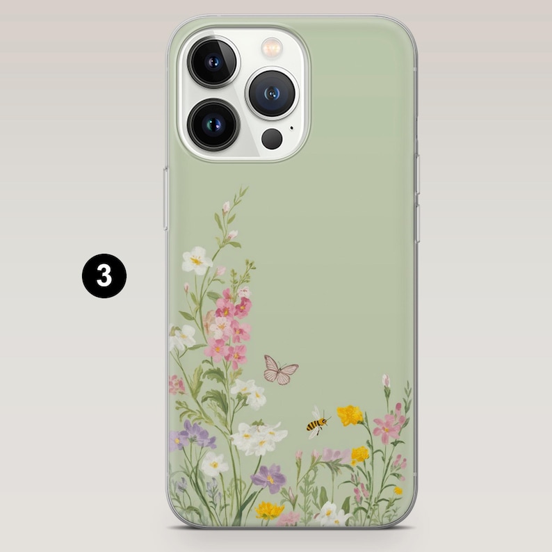 Op de afbeelding: Lichtgroene telefoonhoes met een bloemenpatroon van roze, witte, gele en paarse bloemen, een vlinder en een bij. De hoes heeft een transparante rand en een camera-opening. Het nummer 3 staat in een zwarte cirkel.