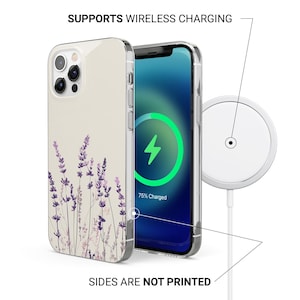Op de afbeelding: Een telefoonhoesje met een lavendel bloemenontwerp. De hoes is gebroken wit met paarse en roze bloemen. Het telefoonscherm toont een oplaadsymbool. De tekst luidt: "SUPPORTS WIRELESS CHARGING" en "SIDES ARE NOT PRINTED."