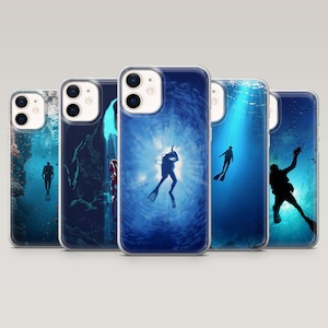 Peut inclure: Une collection de cinq coques de téléphone présentant des scènes sous-marines avec des plongeurs. Les coques présentent divers motifs bleutés, notamment des plongeurs en silhouette contre une eau ensoleillée et des motifs océaniques abstraits. Chaque coque a une bordure transparente.