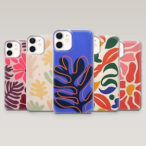 Può includere: Cinque custodie per telefono con design astratti colorati. Le custodie presentano motivi floreali e a foglie in tonalità rosa, blu, arancione e verde. Ogni custodia è protetta da una cover trasparente. Un accessorio moderno.