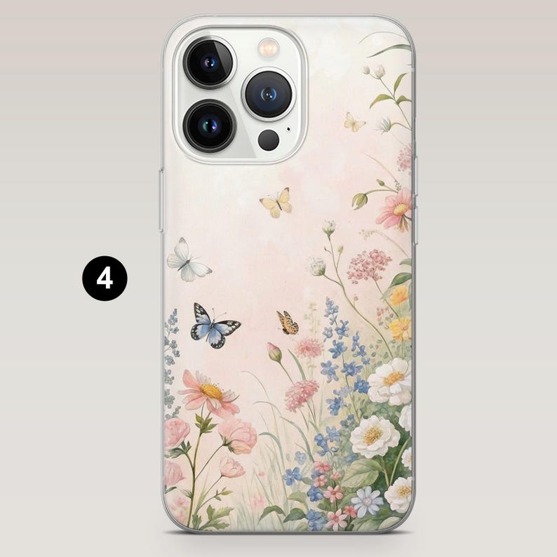 Op de afbeelding: Transparante telefoonhoes met een bloemenontwerp met roze, blauwe en witte bloemen en vlinders. De hoes heeft een zachtroze achtergrond en een transparante rand. Het nummer 4 staat in een zwarte cirkel linksboven.