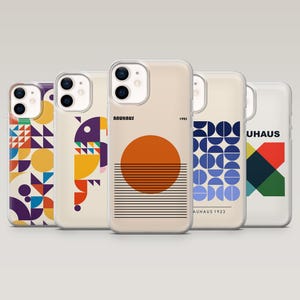 Op de afbeelding: Vijf telefoonhoesjes met geometrische ontwerpen in verschillende kleuren. Eén hoesje heeft een grote oranje cirkel over zwarte lijnen, met de tekst "BAUHAUS 1923". Andere hebben abstracte patronen.