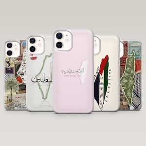 Könnte beinhalten: Eine Auswahl an Handyhüllen mit verschiedenen Designs. Eine Hülle ist hellrosa mit arabischem Text und einer weißen Kartenkontur. Andere Hüllen zeigen Karten, Text und Muster in Rot, Grün und Beige. Die Hüllen sind für ein Mobiltelefon.