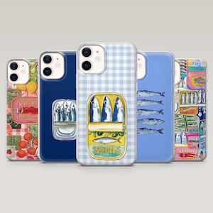 Könnte beinhalten: Eine Sammlung von Handyhüllen mit verschiedenen Designs. Eine Hülle zeigt ein blau-weißes Vichy-Muster mit einer Sardinenbüchsen-Illustration. Andere Hüllen zeigen Bilder von Sardinen, Tomaten und anderen lebensmittelbezogenen Grafiken. Die Hüllen sind für ein Smartphone konzipiert.