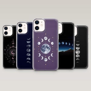Pode incluir: Uma coleção de cinco capas de telefone com designs celestiais. As capas apresentam várias ilustrações das fases da lua em preto, azul marinho e roxo. Uma capa tem uma lua cheia rodeada de estrelas. As capas são projetadas para um smartphone.