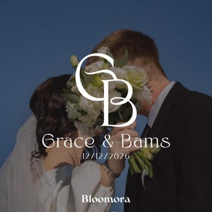 Puede incluir: Fotografía de boda con una pareja abrazándose, con un ramo de flores blancas. La imagen incluye las iniciales "GB", los nombres "Grace & Bams", la fecha "12/12/2026" y la palabra "Bloomora". El fondo es un degradado azul.