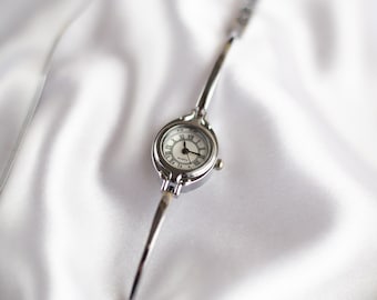 Relógio prateado de inspiração vintage | Relógio de pulso clássico | Relógio elegante para ela | Relógio retrô | Relógio delicado feminino | Relógio bracelete | Relógio gravado