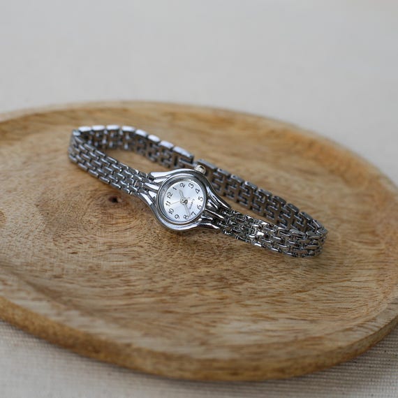 Vintage-inspired Silver Dainty Watch|old Money Style  display picture 1