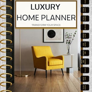 Könnte beinhalten: Ein Home Planner mit dem Text "LUXURY HOME PLANNER TRANSFORM YOUR SPACE". Das Bild zeigt einen gelben Sessel, einen Beistelltisch und eine Stehlampe. Der Planer hat eine Spiralbindung mit goldenen Akzenten und eine Liste von Räumen.