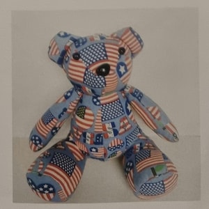 Kit de manualidades para hacer un osito de peluche con motivos de memoria. Patrones de papel cosidos a mano con cartón color caqui