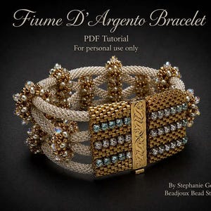 Könnte beinhalten: Ein Fiume D'Argento Bracelet PDF-Tutorial für den persönlichen Gebrauch von Stephanie Goff Beadjoux Bead Store. Das Armband besteht aus einem gewebten silbernen Netzband mit goldenen und kristallenen Perlenakzenten und einem breiten, goldfarbenen Verschluss.