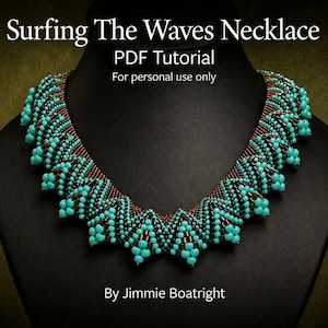 Può includere: Una collana di perline turchesi con un design a onde, esposta su un manichino nero. La collana ha una base marrone ed è adornata con perline turchesi. Il testo "Surfing The Waves Necklace" è in alto.