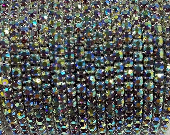 Könnte beinhalten: Eine Rolle mit irisierendem silbernen Strass-Kettenbesatz. Die Kette besteht aus kleinen, runden Strasssteinen, die durch silbernes Metall verbunden sind.
