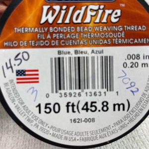 以下が含まれることがあります： 青いビーズ織り用の糸、Beadalon WildFireの糸巻き。糸巻きには「150 ft (45.8 m)」と「0.008 in 0.20 mm」の文字が書かれています。