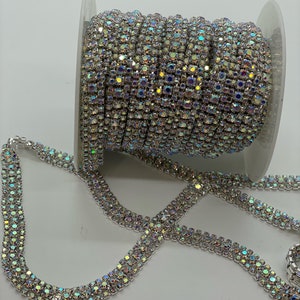 Elegancki łańcuszek kubkowy, 3-rzędowy, srebrny, z kryształkami AB. Sprzedawany na stopę.