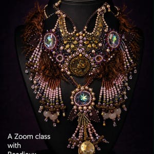 Puede incluir: Un collar de cuentas elaborado con gemas iridiscentes, perlas y flecos, exhibido en un maniquí negro. El collar presenta un medallón central y múltiples hilos de cuentas. El texto "Only Fringe" está en la parte superior.