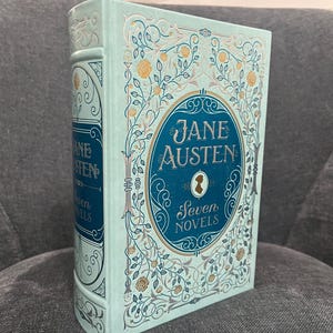 Piękne, rzadkie wydanie, nigdy nieczytany egzemplarz Siedmiu powieści Jane Austen; twarda oprawa ze skóry klejonej ze złoconymi krawędziami, jedwabna zakładka