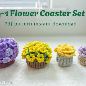 Puede incluir: Un juego de cuatro posavasos de flores de ganchillo con forma de flores. Los posavasos son de color morado, amarillo y gris. El texto "4-1 Flower Coaster Set" y "Pdf pattern instant download" es visible.