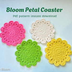 Puede incluir: Cuatro posavasos de ganchillo en diferentes colores: rosa, blanco, verde y amarillo. Los posavasos tienen forma de pétalos de flores y un centro circular. El texto "Bloom Petal Coaster" y "Pdf pattern instant download" está en la parte superior de la imagen.