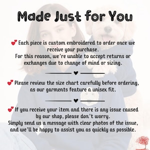 K&ouml;nnte beinhalten: Bild mit Text&uuml;berlagerung. Der Text lautet "Made Just for You" und enth&auml;lt Informationen zu individueller Stickerei, R&uuml;cksendungen, Gr&ouml;&szlig;en und Kundenservice. Der Hintergrund ist verschwommen mit einer Person und einem Hund.