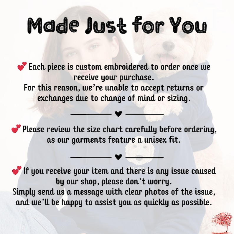 K&ouml;nnte beinhalten: Bild mit Text&uuml;berlagerung. Der Text lautet "Made Just for You" und enth&auml;lt Informationen zu individueller Stickerei, R&uuml;cksendungen, Gr&ouml;&szlig;en und Kundenservice. Der Hintergrund ist verschwommen mit einer Person und einem Hund.