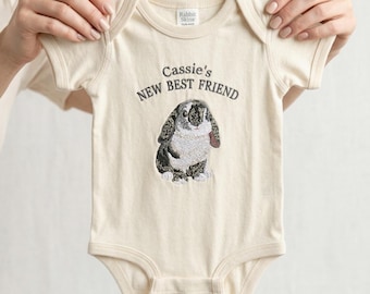 Body de bebé bordado "Protegido por un conejito" - Retrato personalizado de mascota a partir de una foto - Conjunto para bebés "Nuevo Mejor Amigo" - Regalo para amantes de los conejos