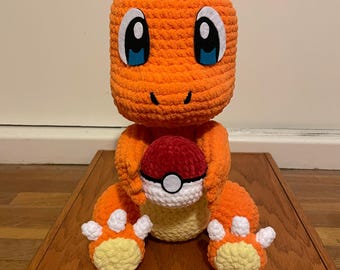 Peluche de Charmander (Amigurumi de crochet cosido a mano) con Pokeball