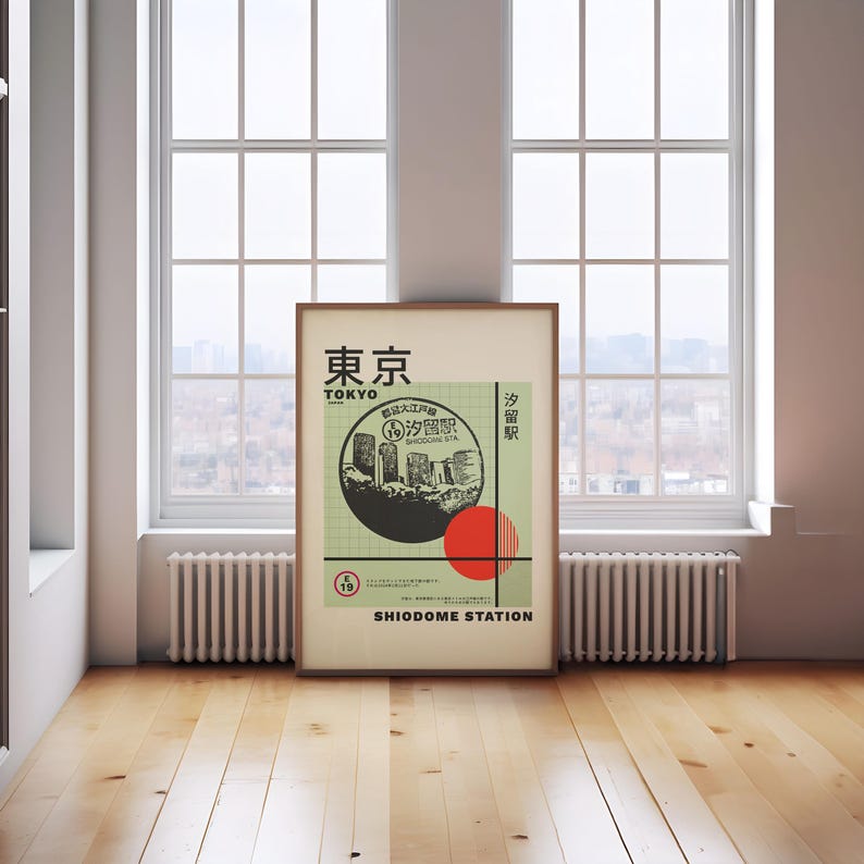 Op de afbeelding: Een vintage poster met een groene achtergrond en een zwarte cirkel met een stadsbeeld. De poster zegt "Tokyo" en "Shiodome Station" in zwarte tekst. De cirkel heeft een rode zon in de rechterbenedenhoek.