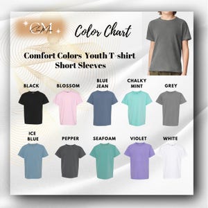 Może przedstawiać: Karta kolor&oacute;w koszulek Comfort Colors dla młodzieży z kr&oacute;tkim rękawem. Dostępne kolory to czarny, blossom, blue jean, miętowy, szary, lodowy niebieski, pieprzowy, morski, fioletowy i biały. Osoba ma na sobie szarą koszulkę.