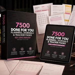 Op de afbeelding: Een zwarte doos en een tabletscherm met de tekst 7500 DONE FOR YOU PLANNERS, JOURNALS & TRACKER PAGES 800+ CANVA TEMPLATES INCLUDES PLR & MRR. Verschillende geprinte plannerpagina's met roze en zwarte accenten zijn rond de items gerangschikt.