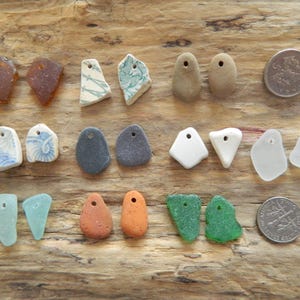 20 Oben gebohrte Strand Gefunden Seeglas, Keramik, Tonstücke, Schiefer, Muschel und Kieselsteine für Kunsthandwerk
