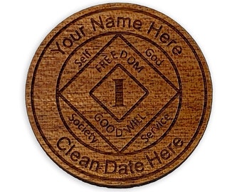 Puede incluir: Una moneda de madera marrón con las palabras "Your Name Here" y "Clean Date Here" alrededor del borde. El centro de la moneda presenta un diamante con las palabras "Self", "Freedom", "God", "Society", "Good Will" y "Service" alrededor de él. El número "1" está en el centro del diamante.