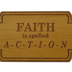 Puede incluir: Un letrero de madera con las palabras "FAITH is spelled A-C-T-I-O-N" grabadas en él.