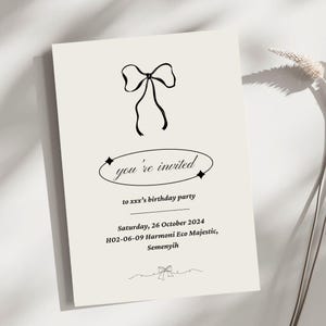 Bearbeitbare schwarze Schleifen-Einladung zum 1. Geburtstag - Mädchen zum ersten Geburtstag Canva-Vorlage, Sofort-Download