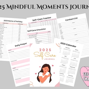 Op de afbeelding: Een 2025 Self Care Journal met een roze en gouden ontwerp. Het journal bevat secties voor dagelijks gebed, zelfzorgtracking, een contactenlijst, een zelfzorgchecklist en een kalender voor 2025.