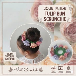 Può includere: Un elastico per capelli a forma di tulipano all'uncinetto in rosa, viola e verde. L'immagine mostra una giovane persona con l'elastico tra i capelli e un primo piano dell'elastico. Il testo recita "Crochet Pattern Tulip Bun Scrunchie".