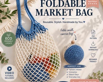 Puede incluir: Una bolsa de mercado plegable de ganchillo en blanco y azul, con una bolsa a juego azul y blanca. La bolsa está llena de productos coloridos. El texto de la imagen dice "Foldable Market Bag" y "Eco Friendly Choice."