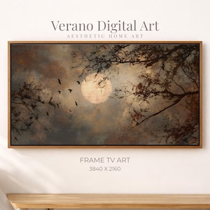 Pode incluir: Uma impressão de arte digital emoldurada com uma paisagem serena com uma lua grande e brilhante, árvores em silhueta e pássaros voando. A obra de arte tem uma paleta de cores suaves e o texto "Verano Digital Art".