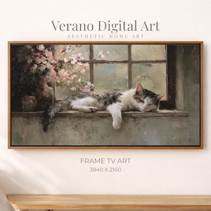 以下が含まれることがあります： 窓辺で眠る猫とピンクの花瓶が描かれた、美的デジタルアートプリント。木製のフレームに額装されており、「Verano Digital Art」と「Aesthetic Home Art」の文字が含まれています。